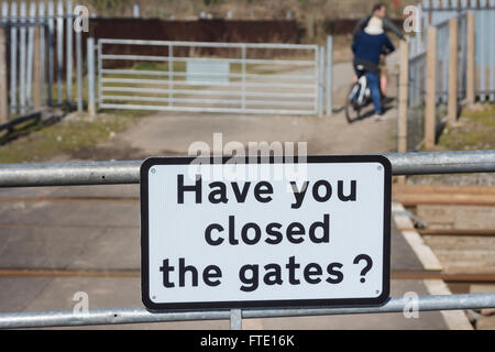 Zeichen eines Bahnübergangs von einem Bahnübergang in Widnes, Cheshire. Stockfoto