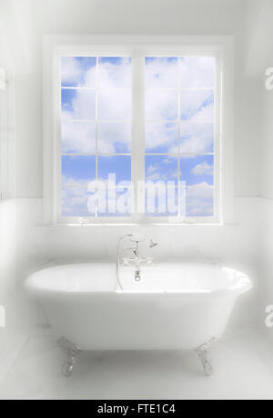 Tiefe Badewanne im traumhaften Luxus-Badezimmer Stockfoto