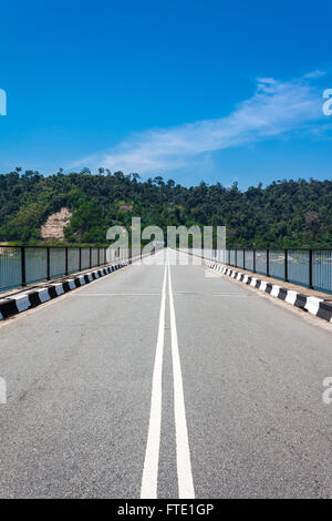 Geradeaus auf einer Brücke mit keine Autos, Ost-West-Schnellstraße, Gerik, Malaysia Stockfoto