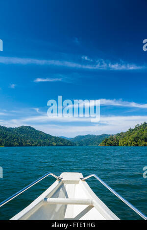 Boot-Schleife Kreuzfahrt auf ruhigem Wasser, Inseln vor. Belum Resort, Banding, Temenggor See. Stockfoto