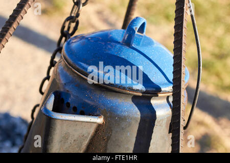 blaue Emaille Kaffee Topf über dem offenen Feuer, Cowboy-Stil, Alpine, Texas, USA Stockfoto