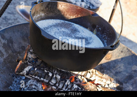 in einem gusseisernen Topf über dem offenen Feuer kochen, Cowboy Stil, Alpine, Texas, USA Stockfoto