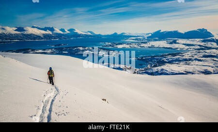 Skitouren am Rodtinden mit Blick in Richtung Eidkjosen, Kvaloya, Troms Nordnorwegen Stockfoto