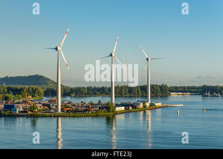 Windräder erzeugen sauberen Strom in der Morgendämmerung in Victoria, Mahé, Seychellen Stockfoto