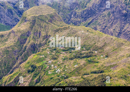 Dorf in den Bergen von La Reunion Mafate Cirque. Der Cirque Mafate kann nur zu Fuß oder mit dem Hubschrauber eingegeben werden. Stockfoto