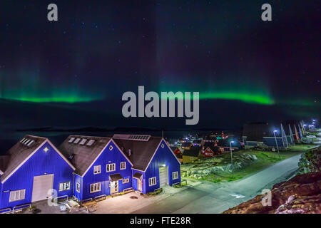 Arktische Nordlicht grün glänzend, über den Fjord Stadt Nuuk, Grönland, Oktober 2015 Stockfoto