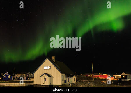 Arktische Nordlicht grün glänzend, in der Kabine, in der Nähe der Stadt Nuuk, Grönland, Oktober 2015 Stockfoto