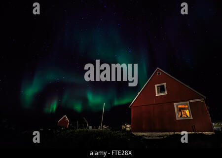 Arktische Nordlicht grün glänzend, in der Kabine, in der Nähe der Stadt Nuuk, Grönland, Oktober 2015 Stockfoto