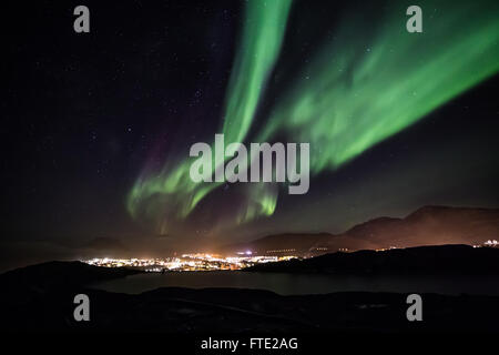 Arktis Aurora Borealis Phänomen, grüne umfangreiche Nordlicht glüht über beleuchtete Stadt Nuuk, Grönland, Oktober 2015 Stockfoto