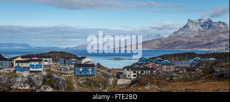 Vorort von Nuuk, Blick auf den Fjord und Sermitsiaq Berg im Hintergrund, Grönland Stockfoto