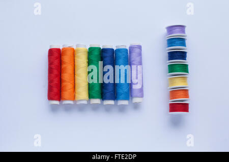 Bunter Faden in den Farben des Regenbogens auf einem weißen Hintergrund angeordnet Stockfoto