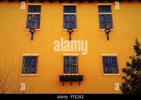 Klassische Kunstwerke. schöne gelbe Wand und sechs Fenster. Moderne Kunst. Stockfoto