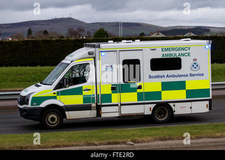 NHS "Schottischer Krankenwagen-Service" Emergency Ambulance ein 999 Ruf entlang der Schnellstraße in Dundee, Großbritannien Stockfoto