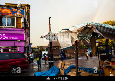 Eine eindrucksvolle Szene am Ridley Road Market in Dalston, London Stockfoto