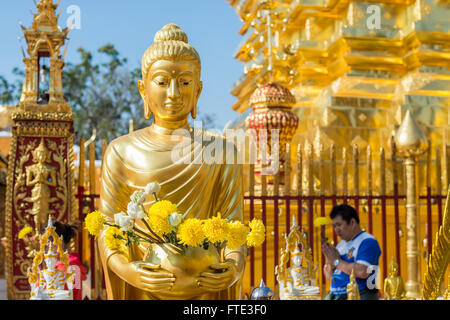 Thais verehren im Wat Phra, die Doi Suthep in Chiang Mai, Thailand Stockfoto