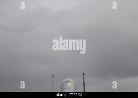 Das Heck des Flugzeugs Flugzeug oder Kämpfer wie es sitzt auf der Landebahn auf eine statische Anzeige, Ther typische graue Lackierung und Identifikation Abzeichen. Stockfoto