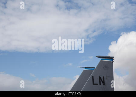 Das Heck des Flugzeugs Flugzeug oder Kämpfer wie es sitzt auf der Landebahn auf eine statische Anzeige, Ther typische graue Lackierung und Identifikation Abzeichen. Stockfoto