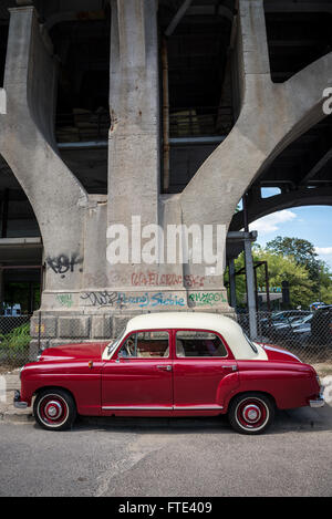 Mercedes-Benz W120 180D während Mercedes Oldtimer Show in Mercedes Station Bar in Warschau, Polen Stockfoto