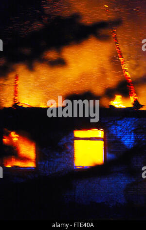 Wilde Flammen brennen. Haus abbrennen. Stockfoto