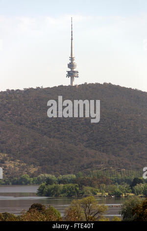 Der Telstra Tower, ein Telekommunikationsturm auf dem Gipfel des Black Mountain mit Blick auf Canberra., Australien Stockfoto