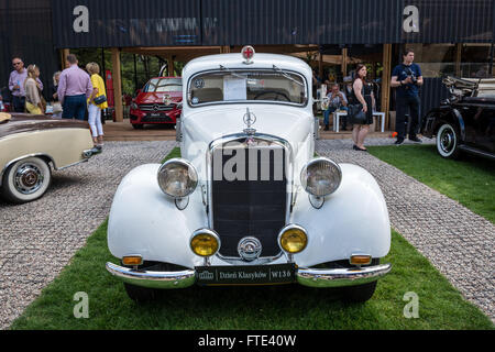 Mercedes-Benz W136 170 V Krankenwagen von 1950 während Mercedes Oldtimer show in Mercedes Station Bar in Warschau, Polen Stockfoto