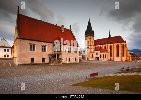 Rathaus und Basilika in den wichtigsten Platz der UNESCO aufgeführt mittelalterlichen Stadt Bardejov in der Ostslowakei. Stockfoto