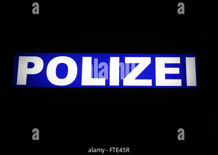 Außerhalb der deutschen Polizei Station in der Nacht zu unterzeichnen Stockfoto