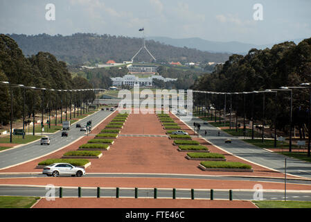 ANZAC Parade aus dem Australian War Memorial in Richtung der Old Parliament House (weißes Gebäude und das Parlament von Australien Stockfoto