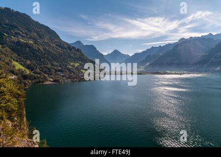 Flüelen, eine Stadt am Ufer des Urnersee, dem südlichsten Teil des Vierwaldstättersees. Bergkulisse. Kanton Uri, Schweiz. Stockfoto