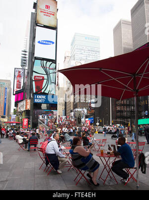 Eine belebten Fußgängerzone Plaza am Times Square, New York. Stockfoto