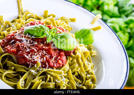 Nudeln. Italienische und mediterrane Küche. Nudeln Fettuccine mit Tomaten Sauce Basilikum Blätter Knoblauch und Parmesan-Käse. Stockfoto