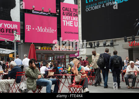 Kunden sitzen draußen im U-Bahn-Café am Times Square, New York. Stockfoto