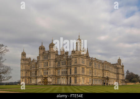 Blick auf Burghley House, ein grand aus dem 16. Jahrhundert-Landhaus in der Nähe der Stadt Stamford, Lincolnshire / Cambridgeshire, England, UK. Stockfoto