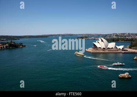 Luftaufnahme des Circular Quay und Opernhaus von Harbour Bridge in Sydney, New South Wales, Australien. Stockfoto