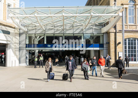 Außerhalb Cross Könige Station in Kings Cross Square, London, Vereinigtes Königreich. Stockfoto