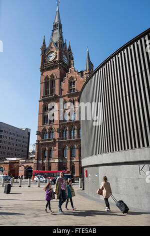 Außerhalb St. Pancras Station in Kings Cross Square, London, Vereinigtes Königreich. Stockfoto