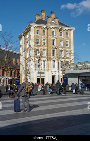 Männlichen Reisenden wartet mit Gepäck außerhalb der Great Northern Hotel in London Kings Cross Stockfoto