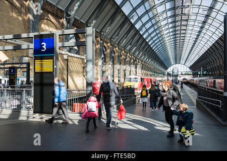 Fahrgäste im Eisenbahnverkehr ankommende und abfliegende am Kings Cross Bahnhof, London UK Stockfoto