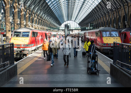 Virgin Trains Fahrgäste in King's Cross Bahnhof ankommen, London UK Stockfoto