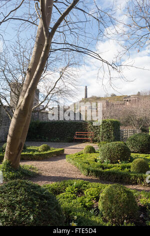 Calton Hill gesehen von Dunbar es enger Garten, in Edinburgh City Centre, Schottland, UK Stockfoto
