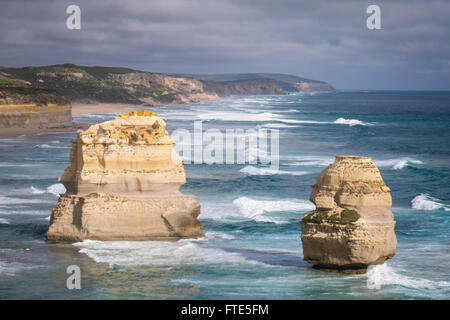 Die Felsnadeln, bekannt als Gog & Magog, in der Nähe der Gibson-Schritte und die 12 Apostel in Port Campbell National Park, Victoria. Stockfoto