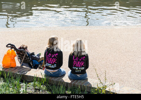 "Love Pink" Zwillingsschwestern sitzen neben Regent es Canal in der Londoner King Cross Granary Square Entwicklung Stockfoto