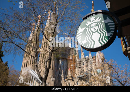 Starbucks Coffee-Shop neben der Kathedrale Sagrada Familia in Barcelona Spanien Stockfoto