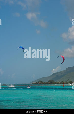 Französisch-Polynesien, Tahiti, Kite boarding, parasailing, Tahiti. Stockfoto