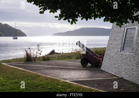 Das Denkmal von Captain Cook Schiffs Cove in den Marlborough Sounds, Neuseeland. Stockfoto