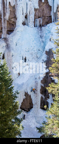 Eiskletterer klettert eine Route genannt In the Pink bewertete WI5 in Ouray Colorado Stockfoto