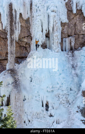 Eiskletterer klettert eine Route genannt In the Pink bewertete WI5 in Ouray Colorado Stockfoto