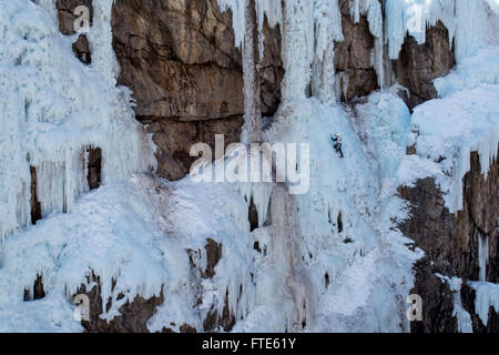 Eiskletterer klettert eine Route genannt In the Pink bewertete WI5 in Ouray Colorado Stockfoto