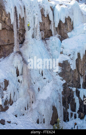 Eiskletterer klettert eine Route namens "In the Pink" bewertete WI5 in Ouray Colorado Stockfoto