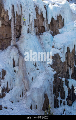 Eiskletterer klettert eine Route namens "In the Pink" bewertete WI5 in Ouray Colorado Stockfoto